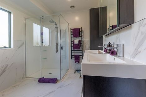 Photo of property in 6 Hogarth Rise, West Harbour, Auckland, 0618