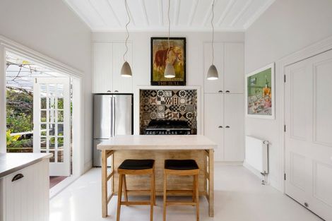 Photo of property in 15 Colenso Avenue, Hospital Hill, Napier, 4110