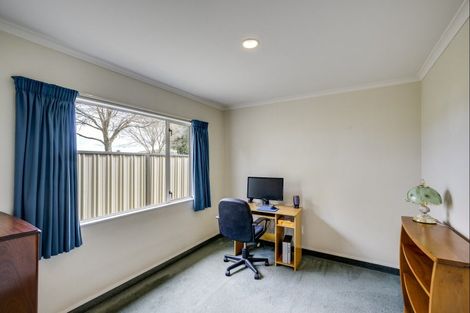 Photo of property in 19 Addington Place, Taradale, Napier, 4112