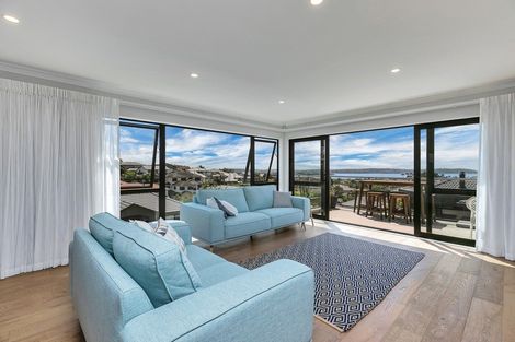 Photo of property in 29 Bernleigh Terrace, West Harbour, Auckland, 0618