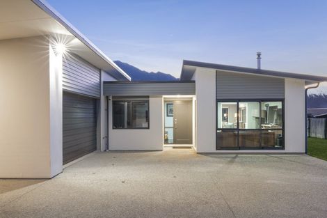 Photo of property in 7 Centre Crescent, Wanaka, 9305