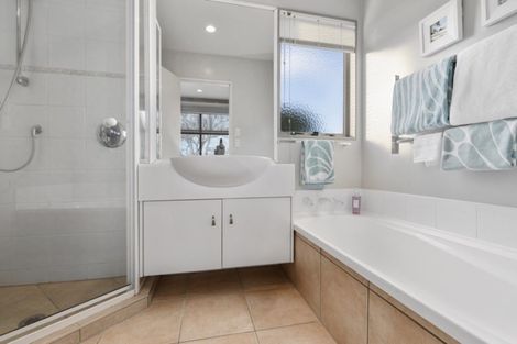 Photo of property in 2/64 Onewa Road, Northcote, Auckland, 0627