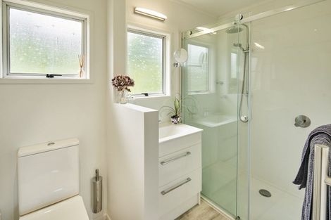 Photo of property in 18 Te Pari Pari Road, Pukerua Bay, 5026