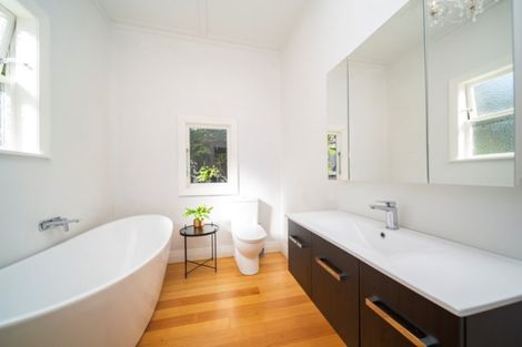 Photo of property in 25 Mount Edgcumbe Street, New Plymouth, 4310