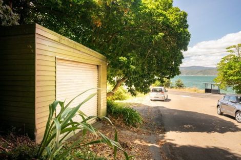 Photo of property in 6 Nakora Road, Karaka Bays, Wellington, 6022