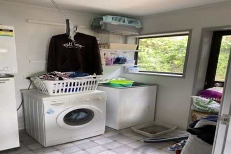 Photo of property in 1/7 Colmar Road, Mellons Bay, Auckland, 2014