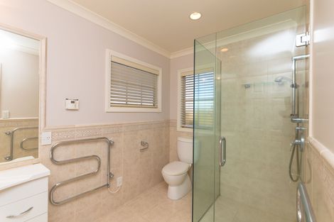 Photo of property in 11 The Oaks, Awapuni, Palmerston North, 4412