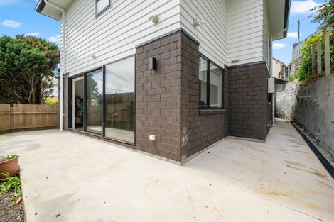 Photo of property in 18 Lyndfield Lane, Newlands, Wellington, 6037