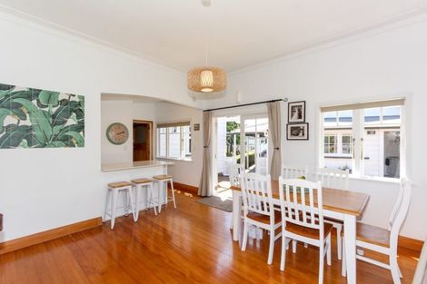 Photo of property in 38 Waiwaka Terrace, Strandon, New Plymouth, 4312