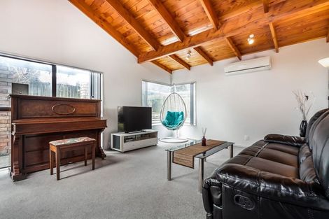 Photo of property in 1/6 Glucina Avenue, West Harbour, Auckland, 0618