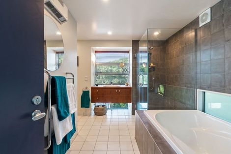 Photo of property in 365 Karaka Bay Road, Karaka Bays, Wellington, 6022