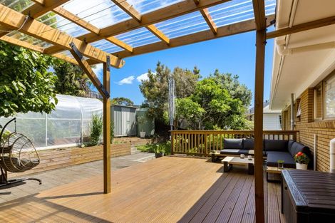 Photo of property in 14 Birdie Place, Red Beach, 0932