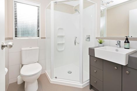 Photo of property in 1 Lorenzo Way, Flat Bush, Auckland, 2016