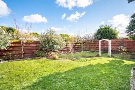 Photo of property in 4 Wikiriwhi Crescent, Awapuni, Palmerston North, 4412