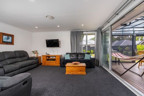 Photo of property in 101 Johnstone Drive, Fitzherbert, Palmerston North, 4410
