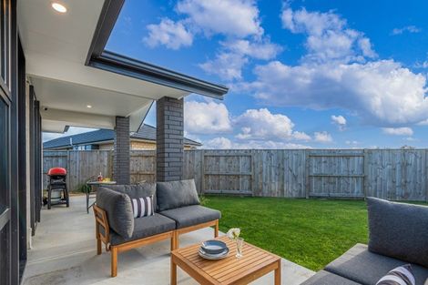 Photo of property in 90 Johnstone Drive, Fitzherbert, Palmerston North, 4410