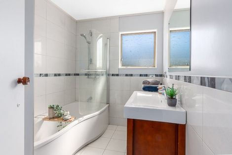 Photo of property in 16 Parkinson Close, Whitby, Porirua, 5024