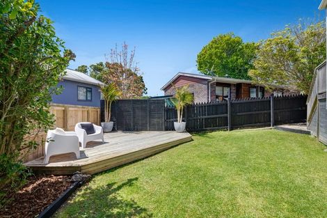 Photo of property in 2/136 Sunset Road, Unsworth Heights, Auckland, 0632