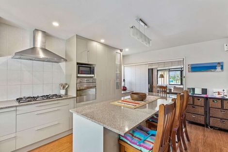 Photo of property in 48 Beach Road, Te Atatu Peninsula, Auckland, 0610