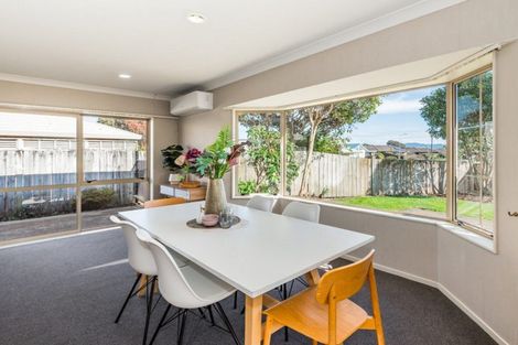 Photo of property in 17 Balmerino Grove, Waikanae, 5036