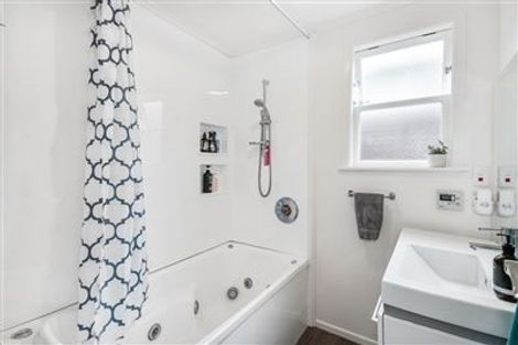 Photo of property in 19 Black Rock Road, Newlands, Wellington, 6037