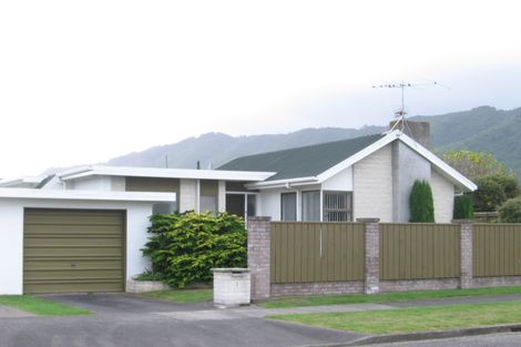 Photo of property in 1 Rewarewa Crescent, Waikanae, 5036