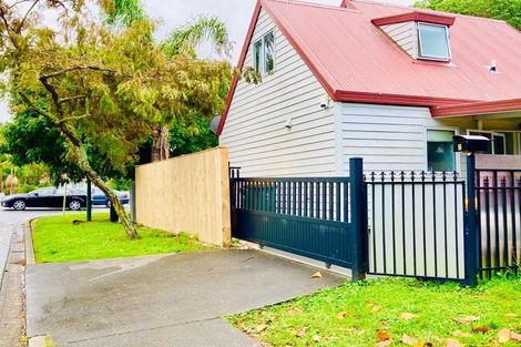 Photo of property in 2 Caspian Close, New Lynn, Auckland, 0600