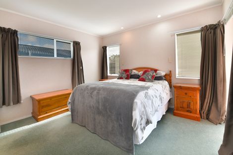 Photo of property in 1 Lakeside Drive, Orewa, 0931