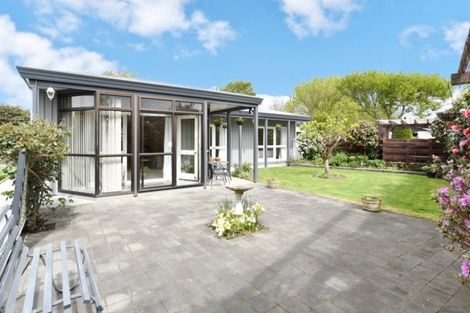 Photo of property in 17 Clivedon Place, Redwood, Christchurch, 8051