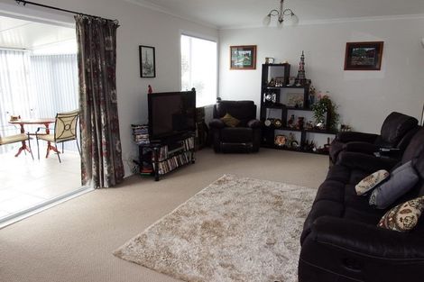 Photo of property in 77 Collingwood Street, Eltham, 4322