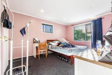 Photo of property in 28 Vina Place, Massey, Auckland, 0614