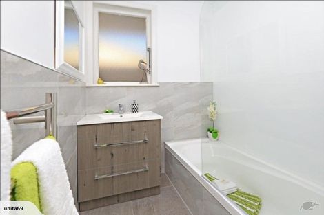 Photo of property in 7 Windrush Close, Mangere, Auckland, 2022