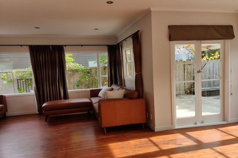 Photo of property in 2/11 Seaview Avenue, Northcote, Auckland, 0627