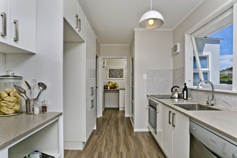 Photo of property in 18 Hatherlow Street, Glenfield, Auckland, 0629