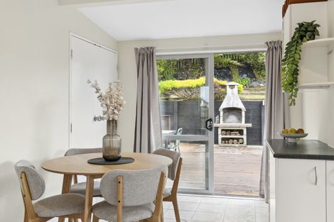 Photo of property in 17 Cheltenham Terrace, Newlands, Wellington, 6037