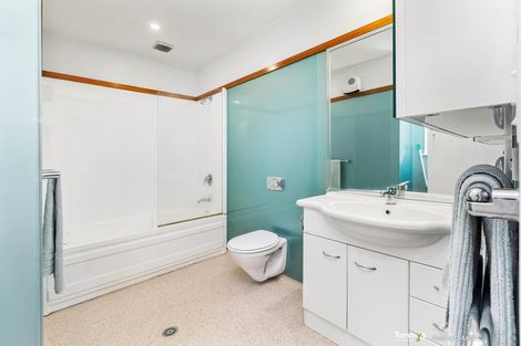 Photo of property in 17 Northland Road, Northland, Wellington, 6012