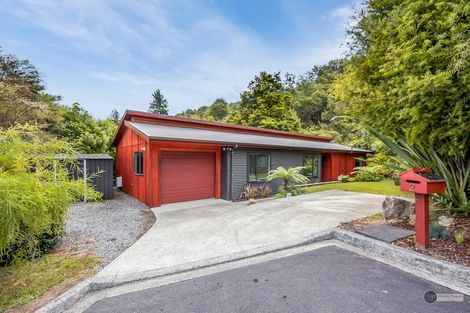 Photo of property in 2 Lowry Heights, Stokes Valley, Lower Hutt, 5019