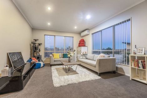 Photo of property in 8 Mcwhirters Farm Lane, Massey, Auckland, 0614