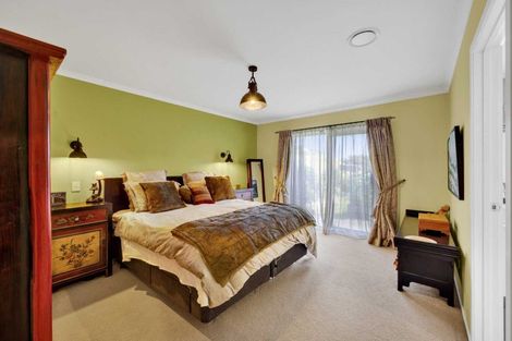 Photo of property in 2 Te Ara Karoiroa Road, Hurford, New Plymouth, 4374