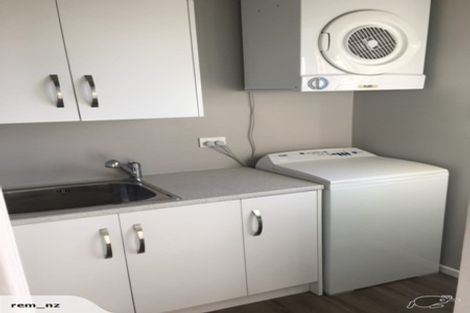 Photo of property in 8 Halcombe Place, Green Bay, Auckland, 0604