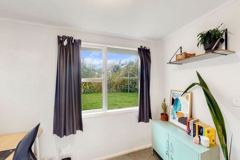 Photo of property in 6 Westleigh Way, Newlands, Wellington, 6037