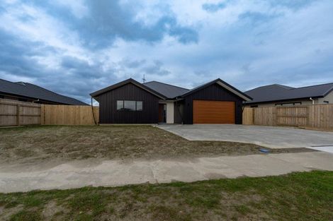 Photo of property in 44 Sardinia Grove, Fitzherbert, Palmerston North, 4410