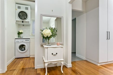 Photo of property in 1/58 Hillcrest Avenue, Hillcrest, Auckland, 0627