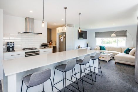 Photo of property in 23 Vaucluse Heights, Fitzherbert, Palmerston North, 4410