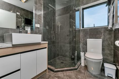 Photo of property in 29 Bernleigh Terrace, West Harbour, Auckland, 0618