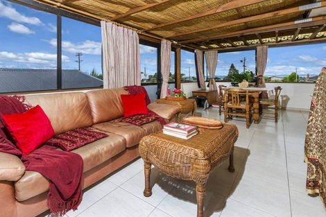 Photo of property in 850 East Coast Road, Oteha, Auckland, 0630