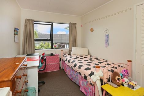 Photo of property in 4 Landsdale Place, Massey, Auckland, 0614