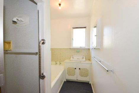 Photo of property in 43 Beaubank Road, Kelston, Auckland, 0602