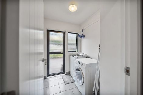 Photo of property in 10 Kirkdale Place, Northcross, Auckland, 0632