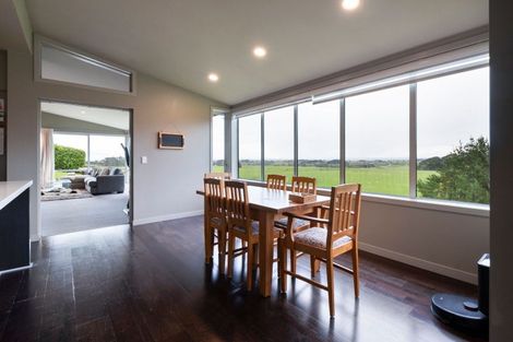 Photo of property in 33 Oram Drive, Turitea, Palmerston North, 4472